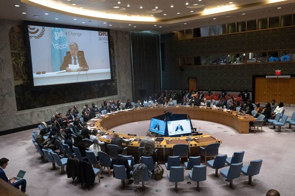 联合国安理会就西非巩固和平问题举行会议的广角镜头。秘书长古特雷斯(屏幕上)通过视频向成员国通报情况。